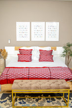 Load image into Gallery viewer, Nobel- Parure de lit en pagne tissé rouge bordeaux et blanc