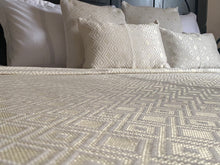 Load image into Gallery viewer, Parure de lit en pagne tissé blanc doré