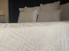 Load image into Gallery viewer, Parure de lit en pagne tissé blanc doré