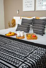 Load image into Gallery viewer, Mansa-Parure de lit en pagne tissé noir blanc