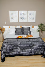 Load image into Gallery viewer, Mansa-Parure de lit en pagne tissé noir blanc