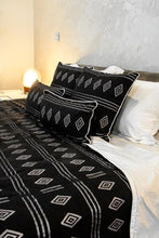 Load image into Gallery viewer, Parure de lit en pagne tissé noir blanc