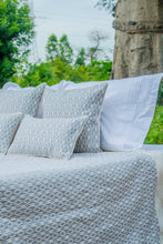Load image into Gallery viewer, Oma-5 pieces - Couvre-lit et 4 housses de coussins en pagne tissé gris beige