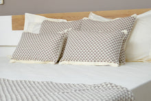 Load image into Gallery viewer, Tarou- Parure de lit en pagne tissé beige marron