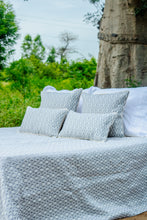 Load image into Gallery viewer, Oma-5 pieces - Couvre-lit et 4 housses de coussins en pagne tissé gris beige