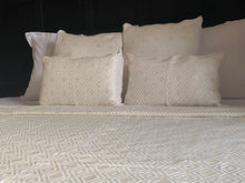 Load image into Gallery viewer, Parure de lit en pagne tissé blanc doré