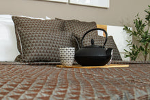 Load image into Gallery viewer, Yagne- Parure de lit en pagne tissé marron foncé gris
