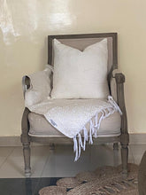 Load image into Gallery viewer, Jeté de lit en pagne tissé blanc doré