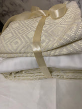 Load image into Gallery viewer, Parure de lit en pagne tissé blanc doré