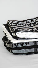 Load image into Gallery viewer, Mansa-Parure de lit en pagne tissé noir blanc