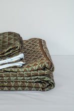 Load image into Gallery viewer, Yagne- Parure de lit en pagne tissé marron foncé gris