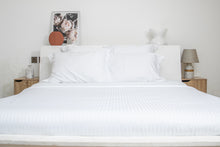 Load image into Gallery viewer, Parure de lit blanche rayée