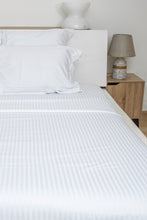 Load image into Gallery viewer, Parure de lit blanche rayée