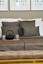 Load image into Gallery viewer, Yagne- Parure de lit en pagne tissé marron foncé gris