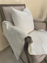 Load image into Gallery viewer, Jeté de lit en pagne tissé blanc doré