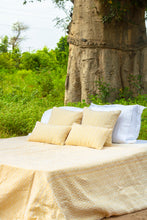 Load image into Gallery viewer, Chioma- 5 pieces - Couvre-lit et 4 housses de coussins en pagne tissé beige moutarde