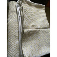 Load image into Gallery viewer, Lot de deux housses de coussins en pagne tissé blanc doré