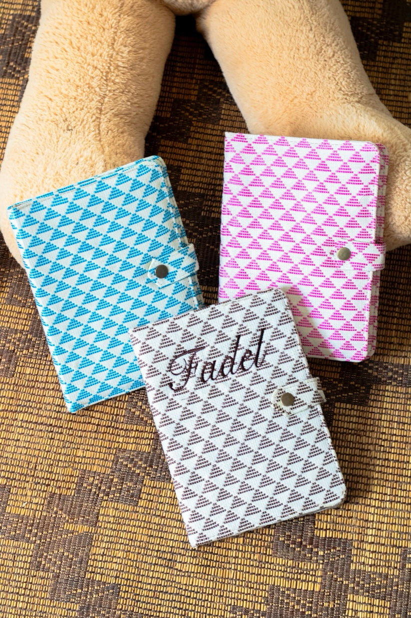 Ada- Protège carnet de santé bébé en pagne tissé – personnalisable