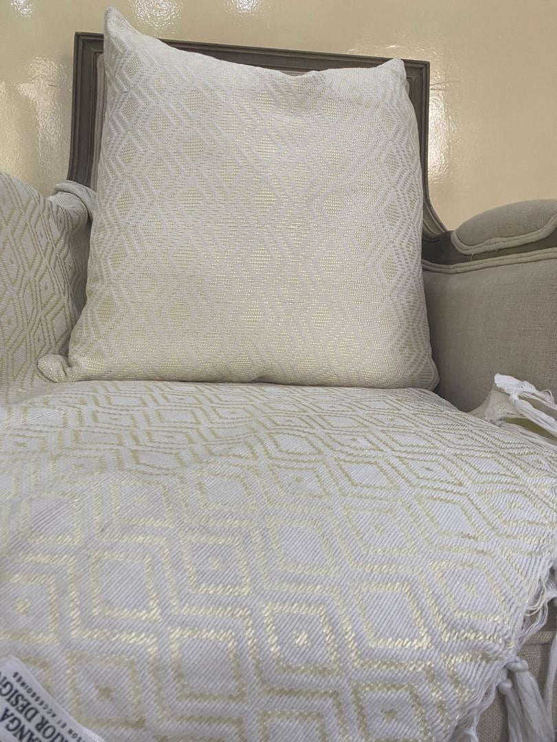 Lot de deux housses de coussins en pagne tissé blanc doré