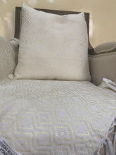 Load image into Gallery viewer, Lot de deux housses de coussins en pagne tissé blanc doré
