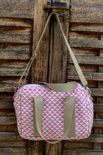 Load image into Gallery viewer, Sac à langer bébé rose beige
