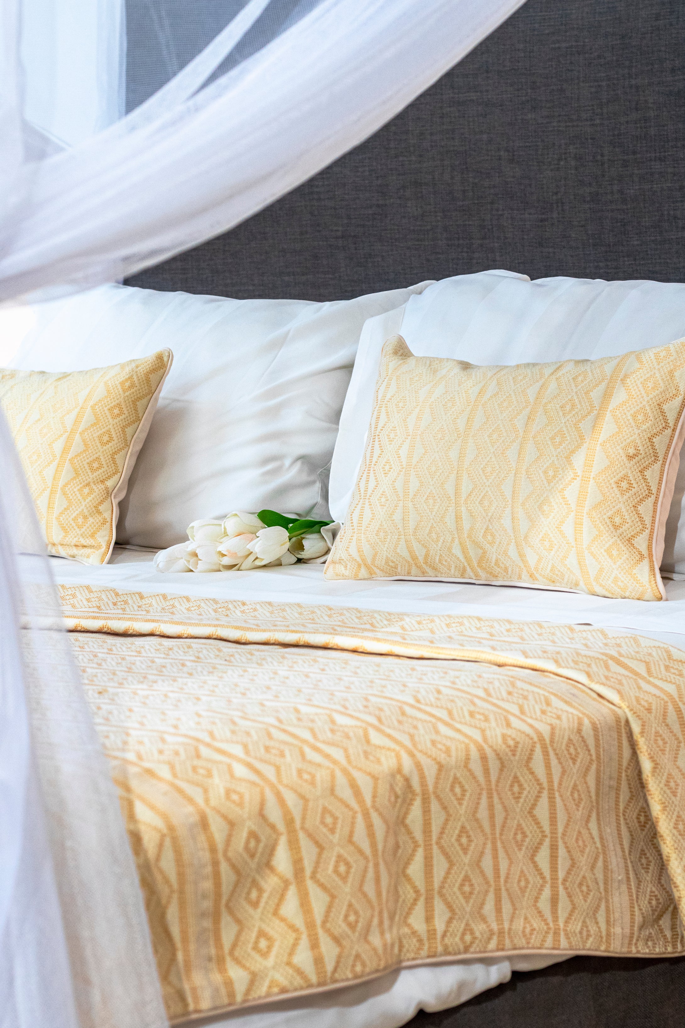 Meissa- Ensemble plaid et 2 housses de coussins en pagne tissé