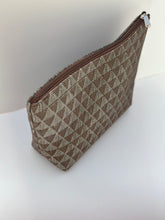 Load image into Gallery viewer, Marissa-Grande trousse de toilette en pagne tissé
