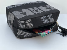 Charger l&#39;image dans la galerie, Raby-Grande trousse de toilette en pagne tissé
