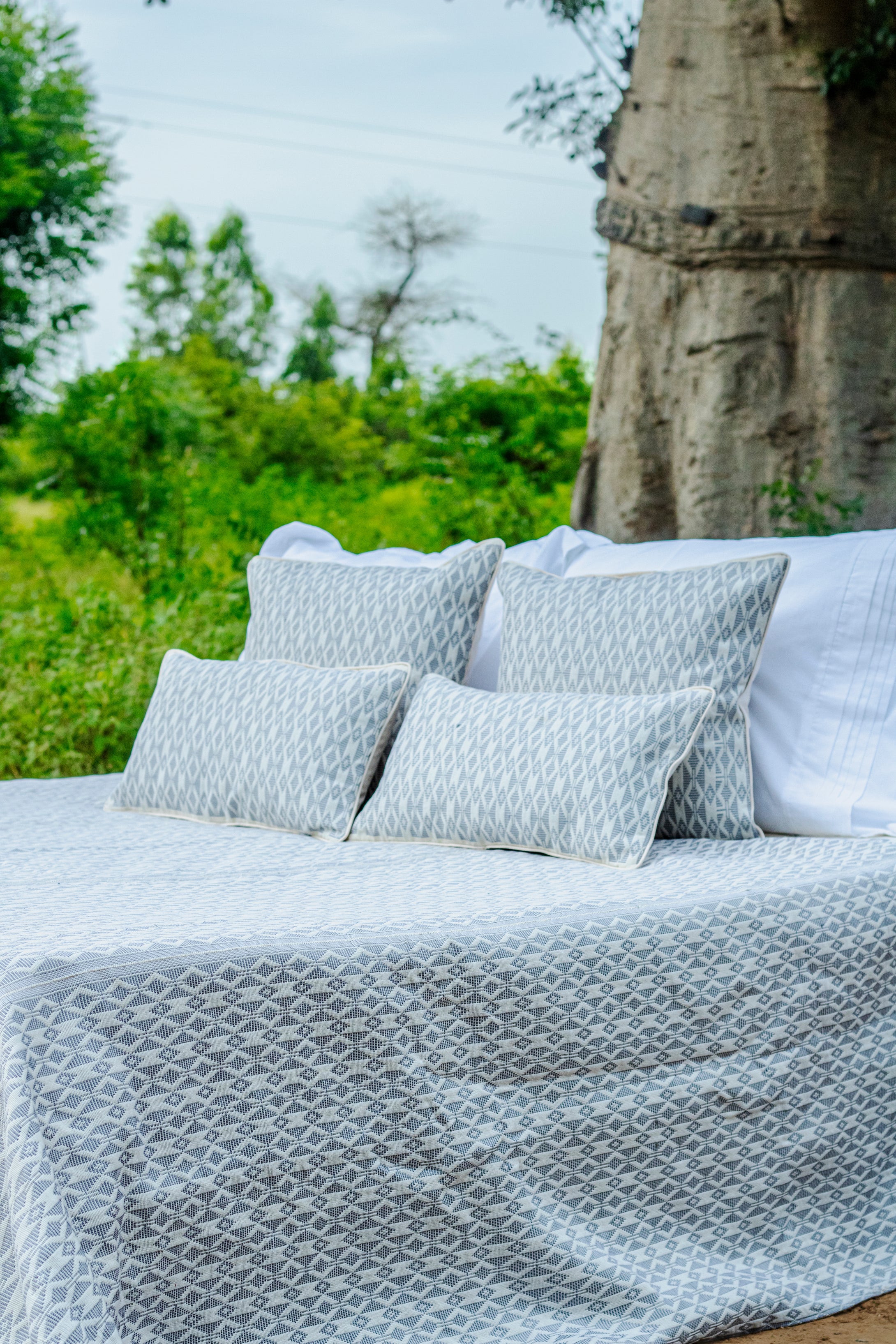 Oma-5 pieces - Couvre-lit et 4 housses de coussins en pagne tissé gris beige