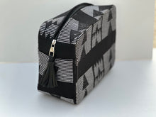 Charger l&#39;image dans la galerie, Raby-Grande trousse de toilette en pagne tissé
