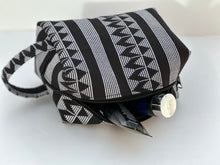 Charger l&#39;image dans la galerie, Selly-Grande trousse de toilette en pagne tissé
