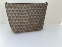 Load image into Gallery viewer, Marissa-Grande trousse de toilette en pagne tissé
