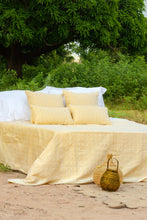 Load image into Gallery viewer, Chioma- 5 pieces - Couvre-lit et 4 housses de coussins en pagne tissé beige moutarde
