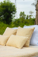Load image into Gallery viewer, Chioma- 5 pieces - Couvre-lit et 4 housses de coussins en pagne tissé beige moutarde
