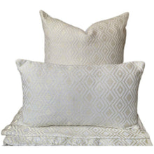 Load image into Gallery viewer, Lot de deux housses de coussins en pagne tissé blanc doré
