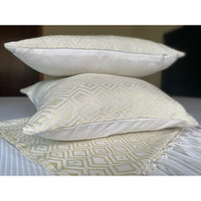 Load image into Gallery viewer, Lot de deux housses de coussins en pagne tissé blanc doré
